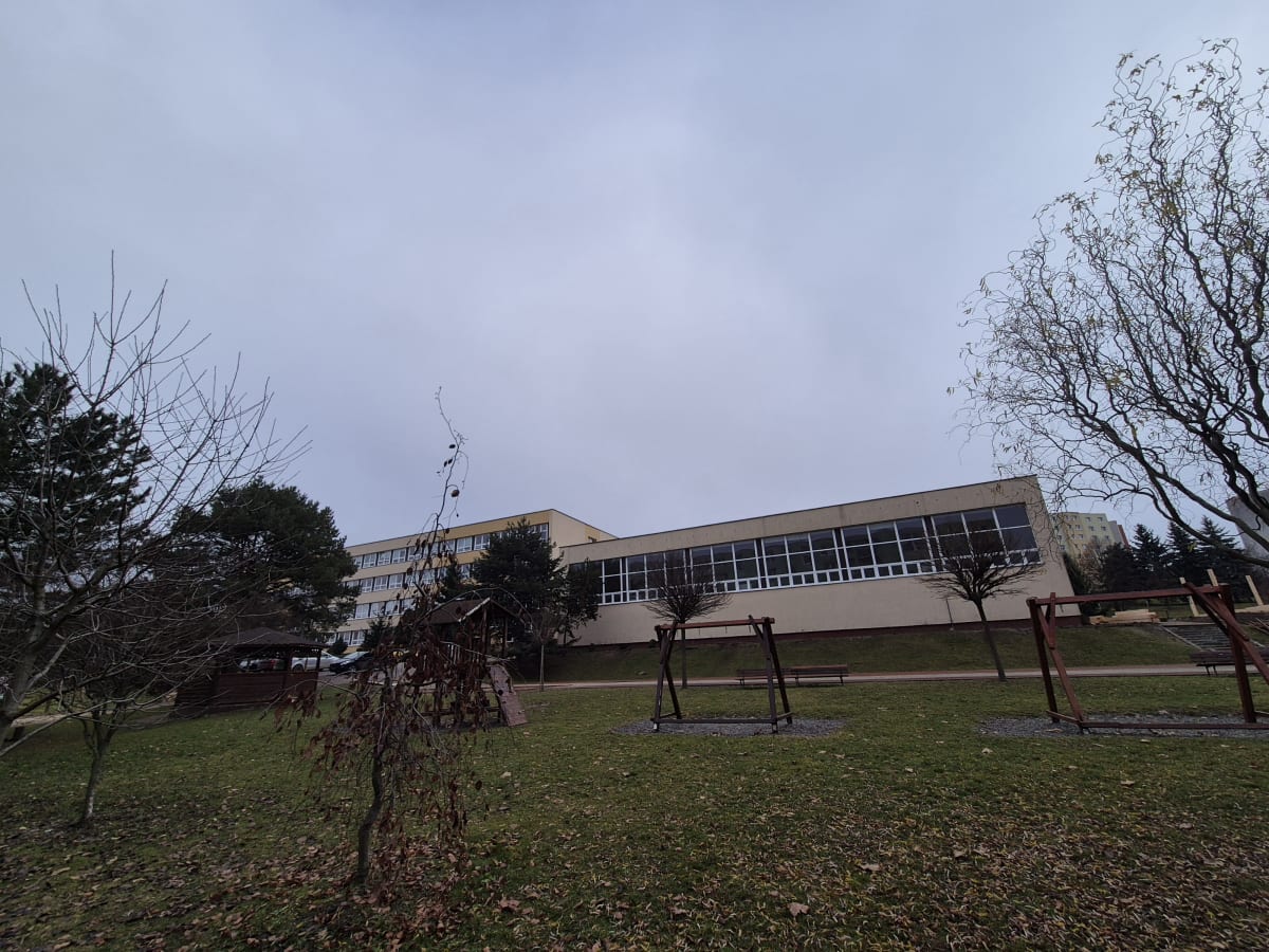 Detské ihrisko a športovisko ZŠ Bernoláková Sekčov.