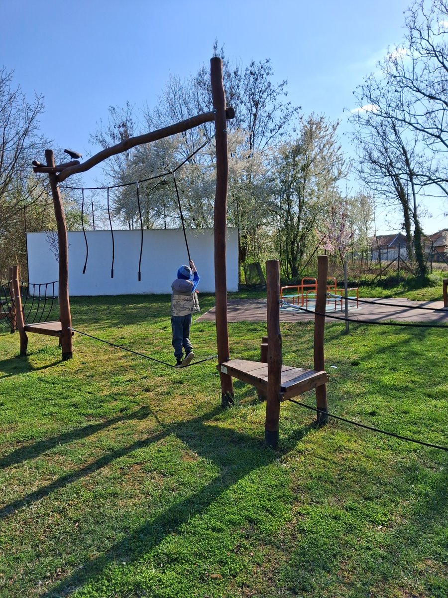 Detské ihrisko poliklinika Tekovské Lužany