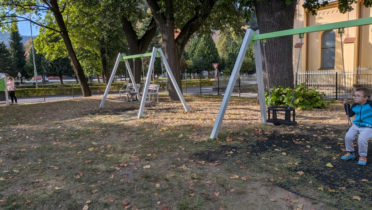 Detské ihrisko oproti kostolu